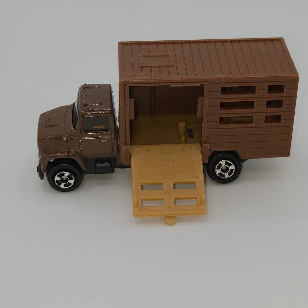 Matchbox Brown Livestock Truck Die-Cast Vehicle with Opening Side Ramp
